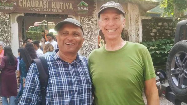 वरिष्ठ पत्रकार राजू गुसाईं के साथ फिल्मकार पॉल साल्ट्ज़मैन