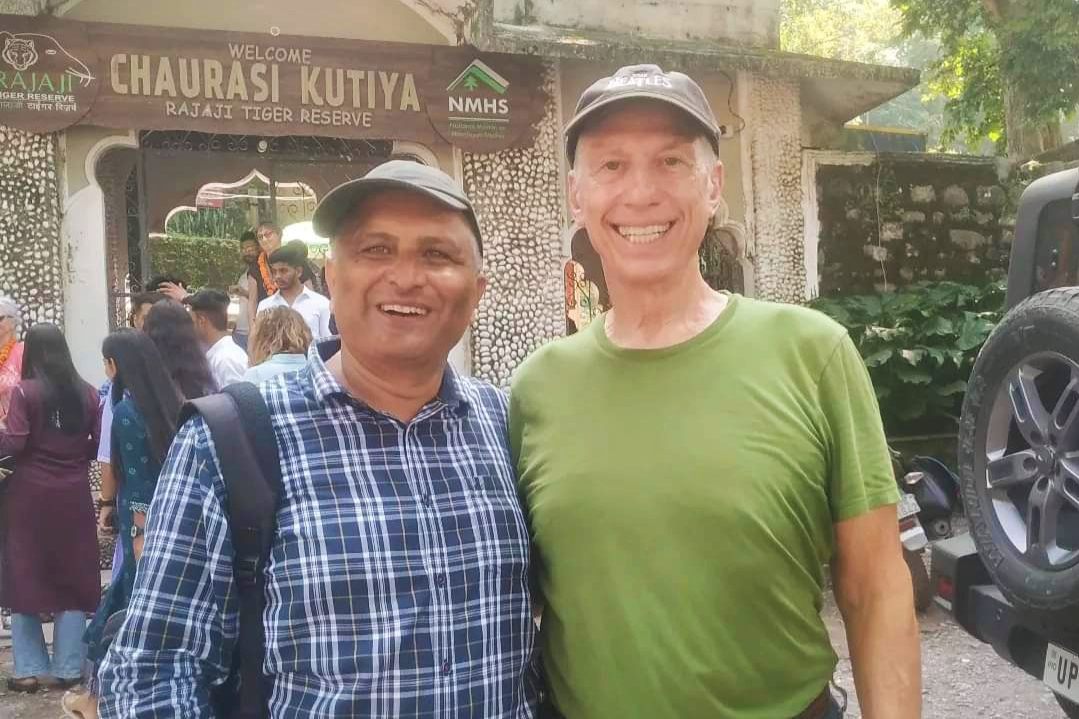 वरिष्ठ पत्रकार राजू गुसाईं के साथ फिल्मकार पॉल साल्ट्ज़मैन