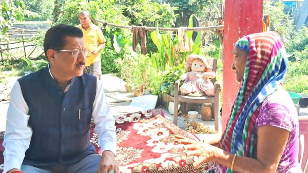 वीर चंद्र सिंह गढ़वाली के परिजन की व्यथा सुनते कांग्रेस नेता सूर्यकांत धस्माना